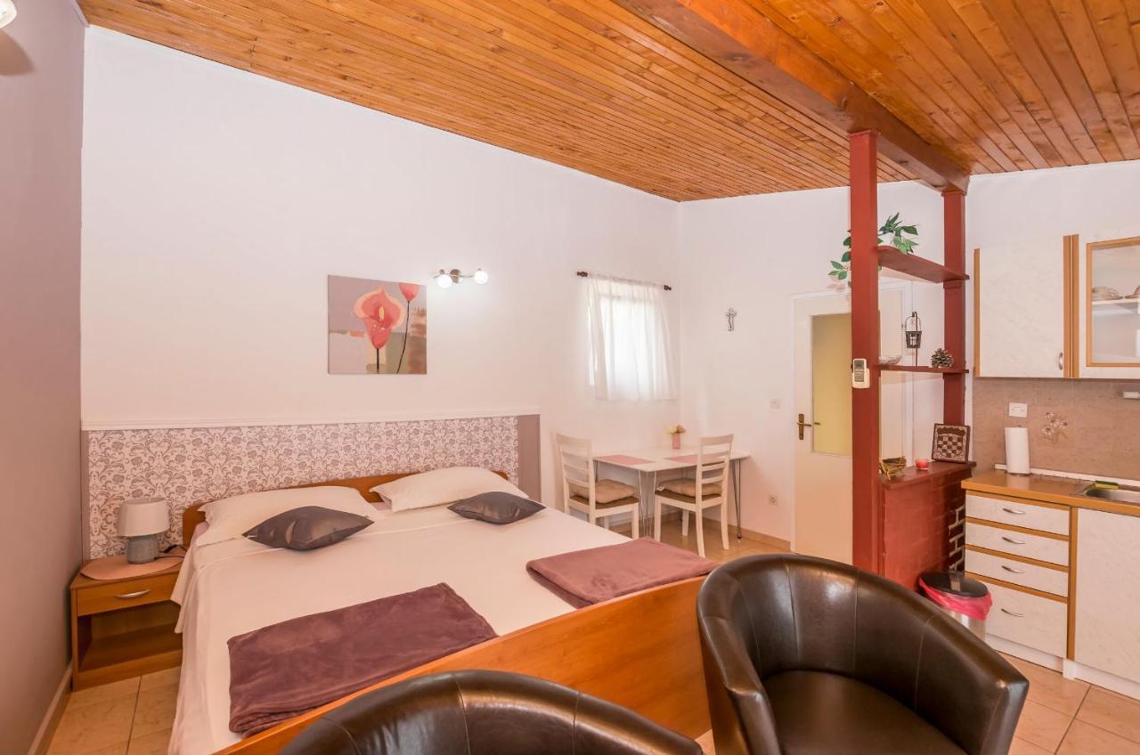 Apartments And Room Zinka 沃迪切 外观 照片